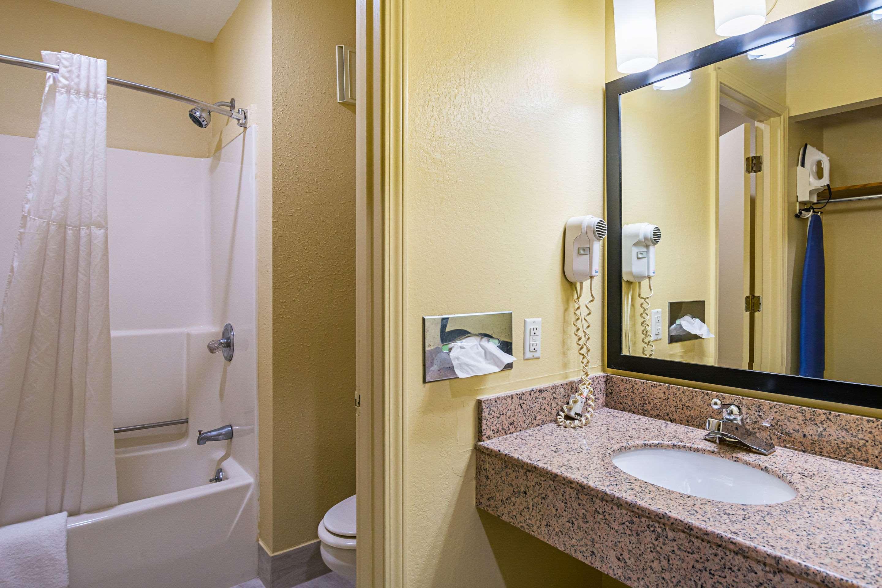 Quality & I-74 Hotel 3*
