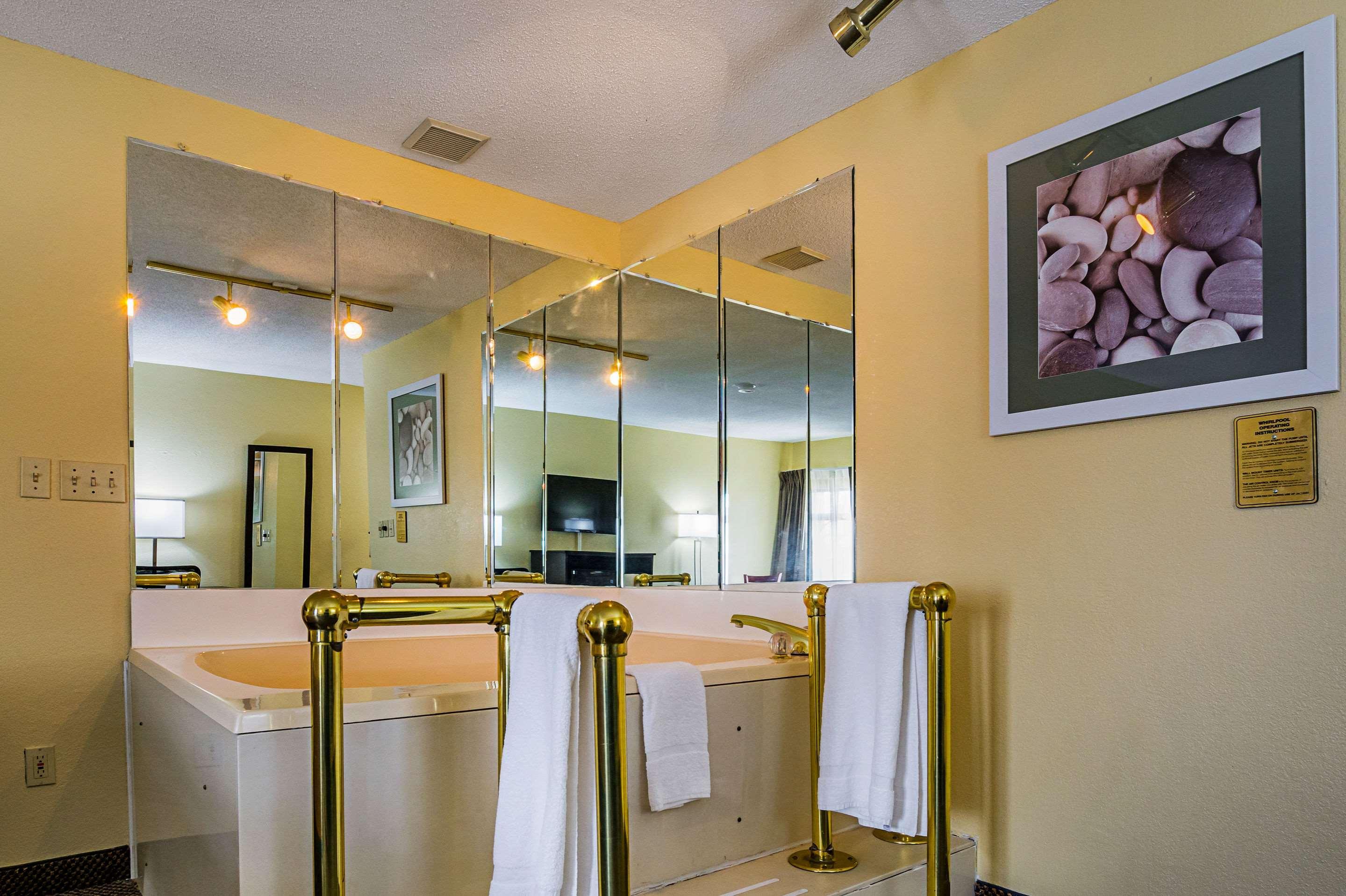 Quality & I-74 Hotel 3*